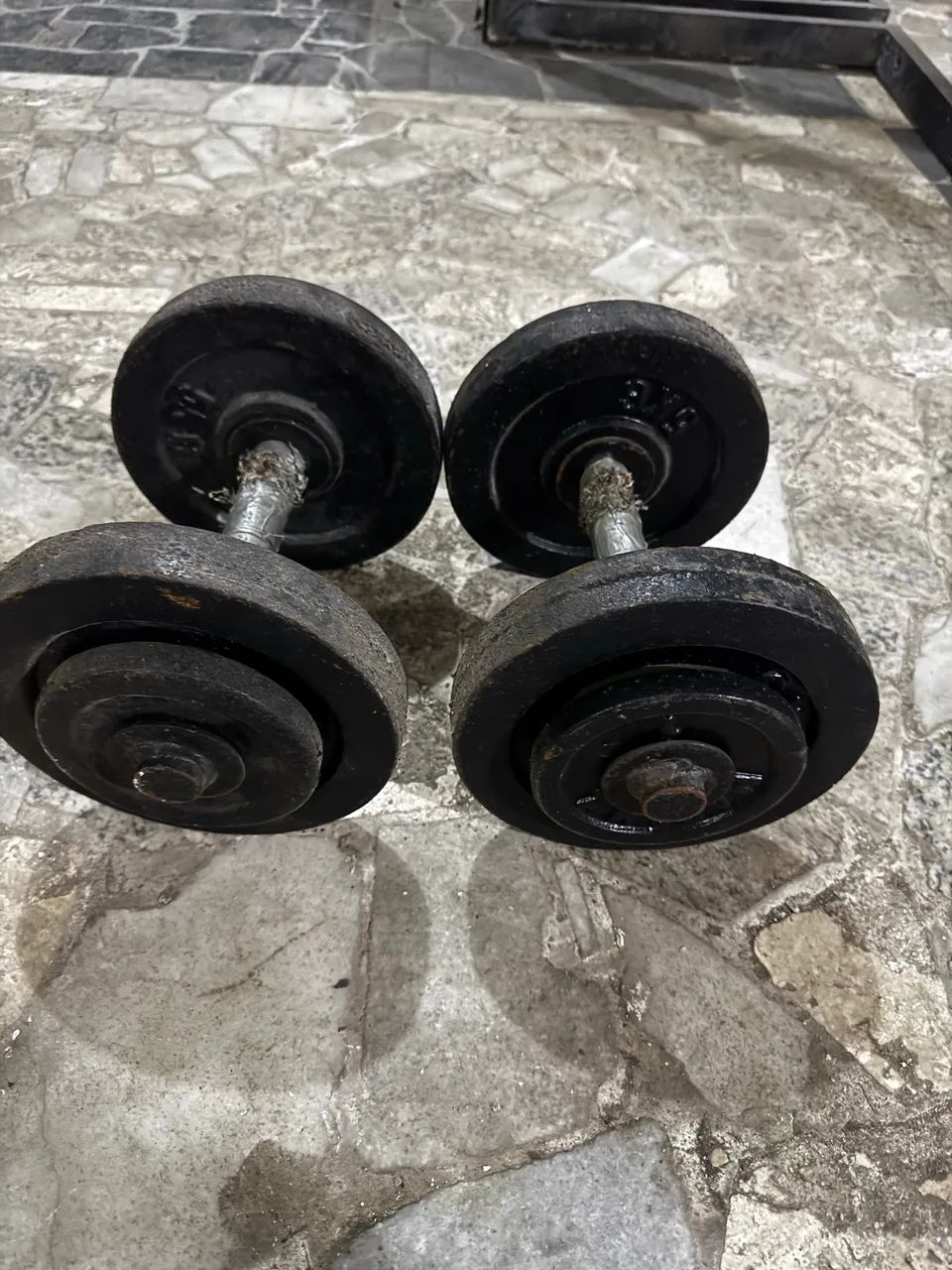 Par de Halteres de Ferro - 16 kg cada