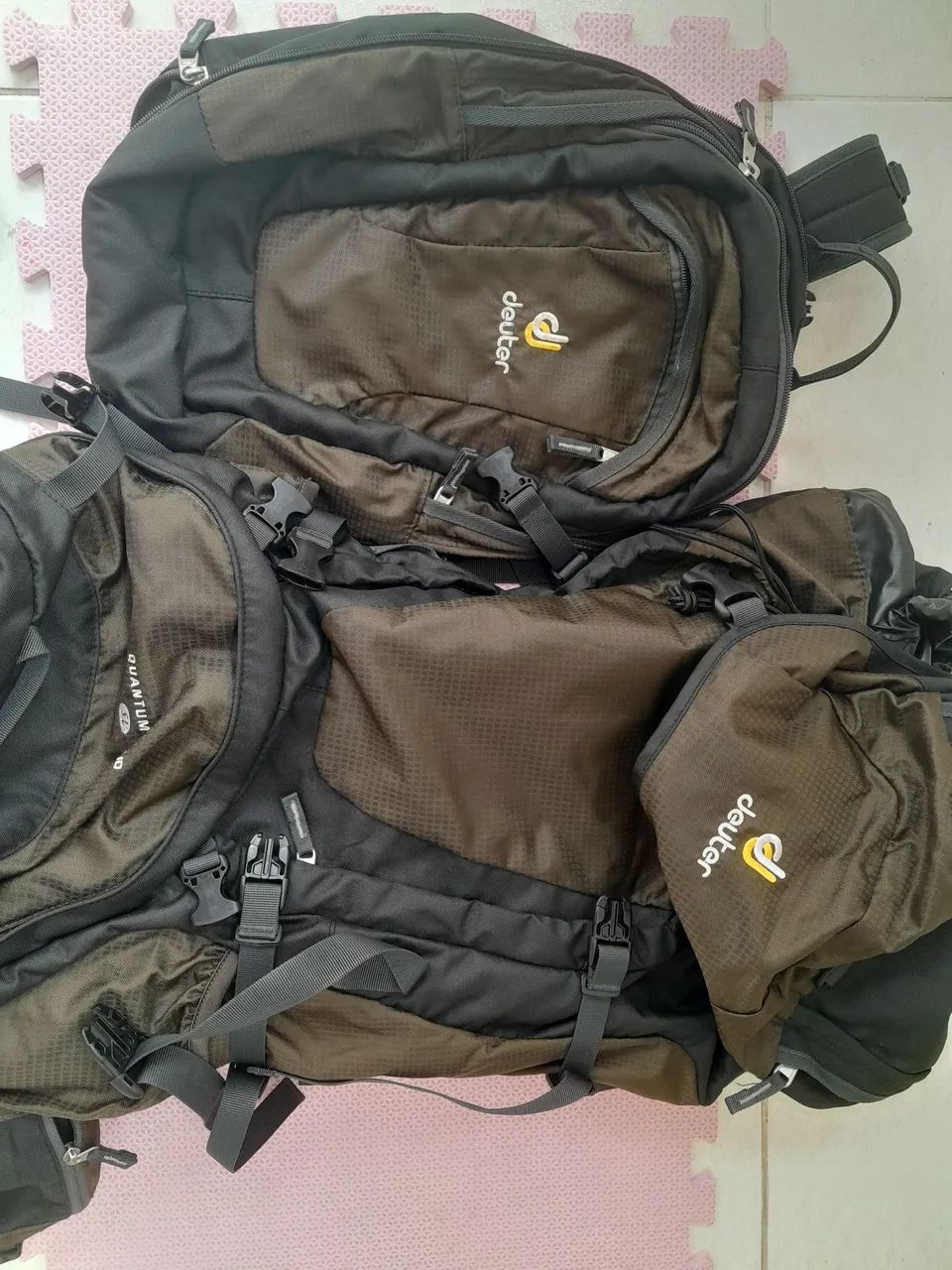 Mochila cargueira trilha deuter quantum 55+10 litros  - Foto 4