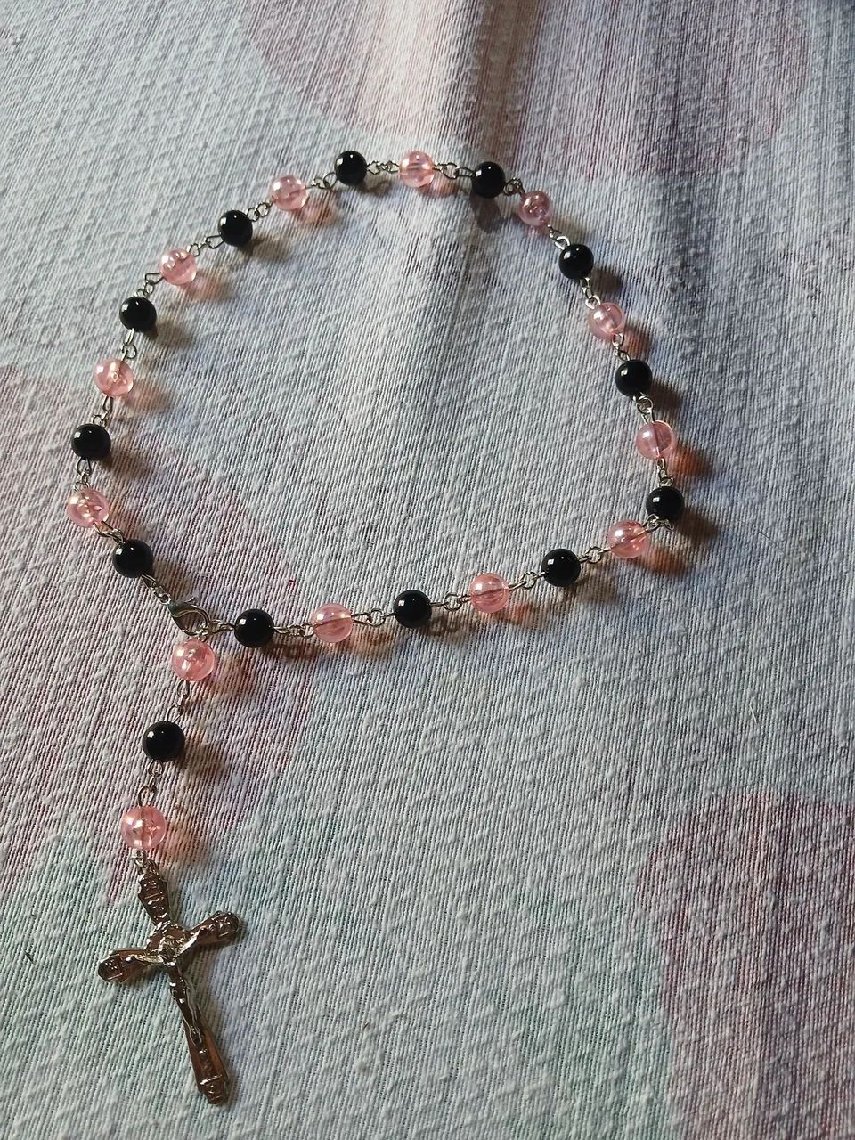 Terço Artesanal Rosa e Preto com Crucifixo | Feito à Mão