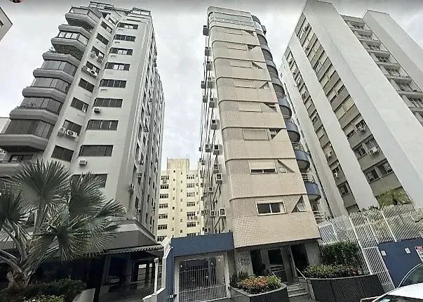 Cobertura triplex com 4 dormitórios no Centro de Florianópolis
