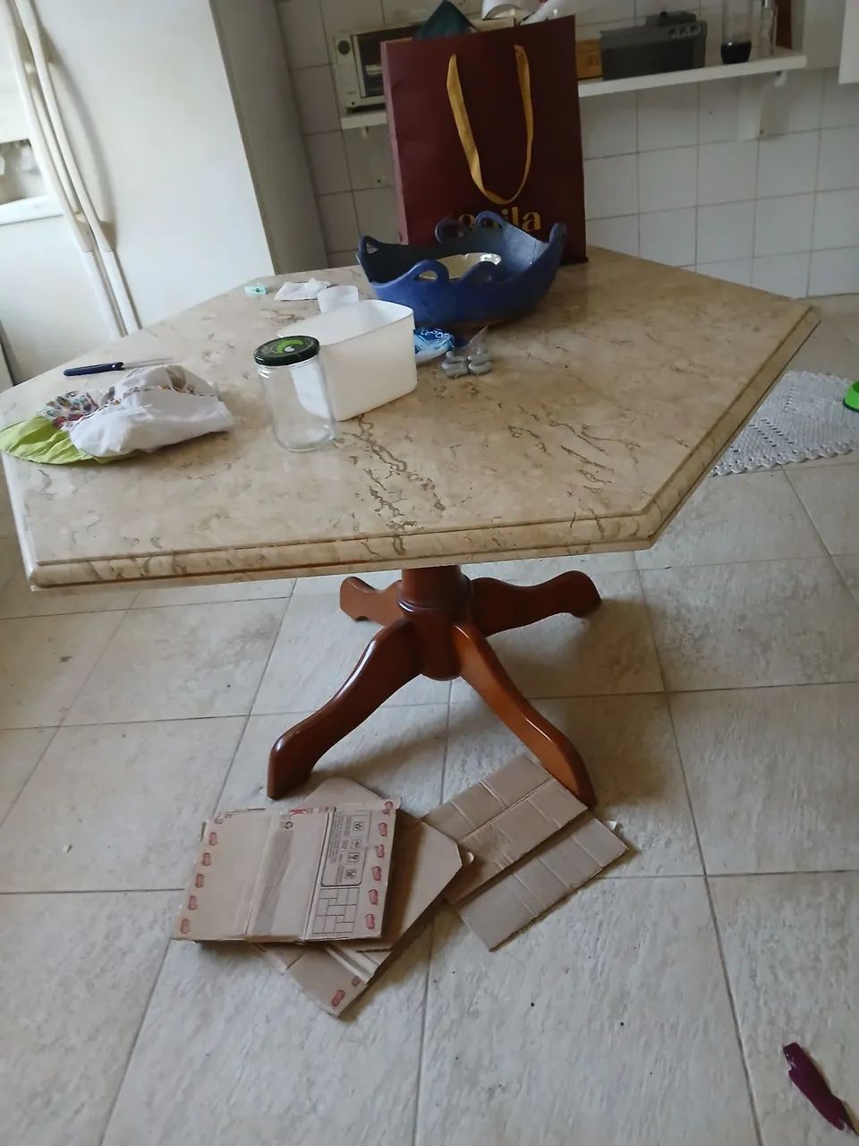 Mesa sextavada de mármore travertino com pés de madeira Thonart