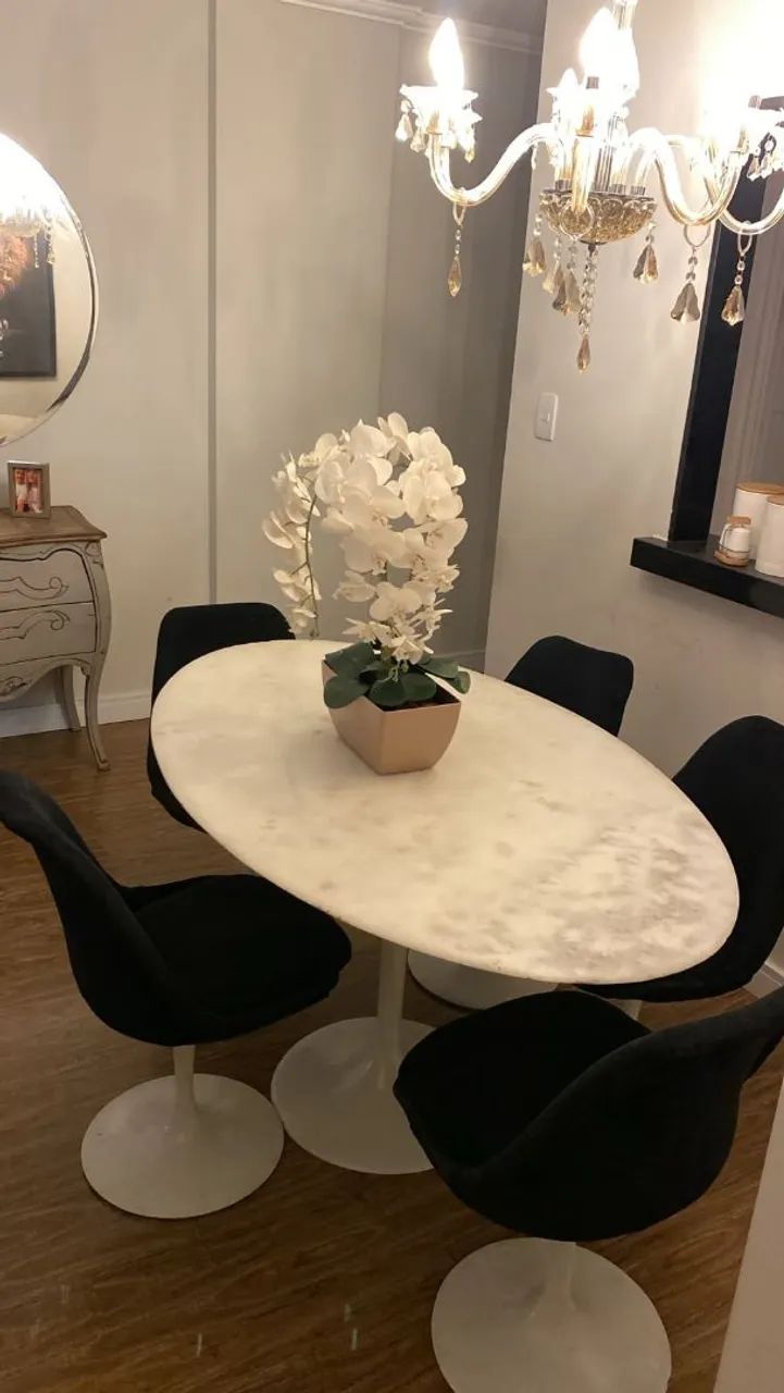 Mesa oval de mármore  com 5 cadeiras $1000 