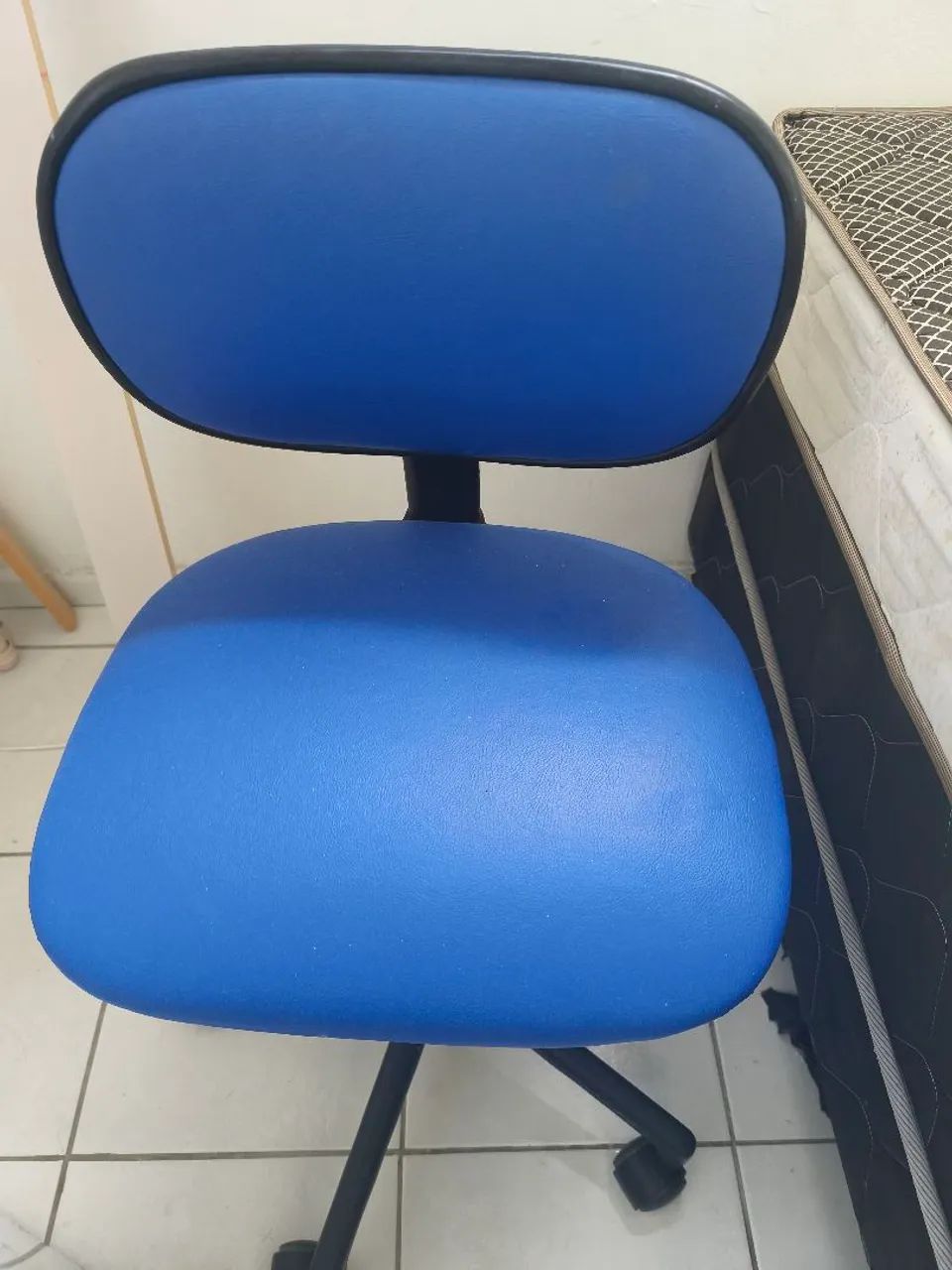Mesa de escritório com cadeiras  - Foto 4