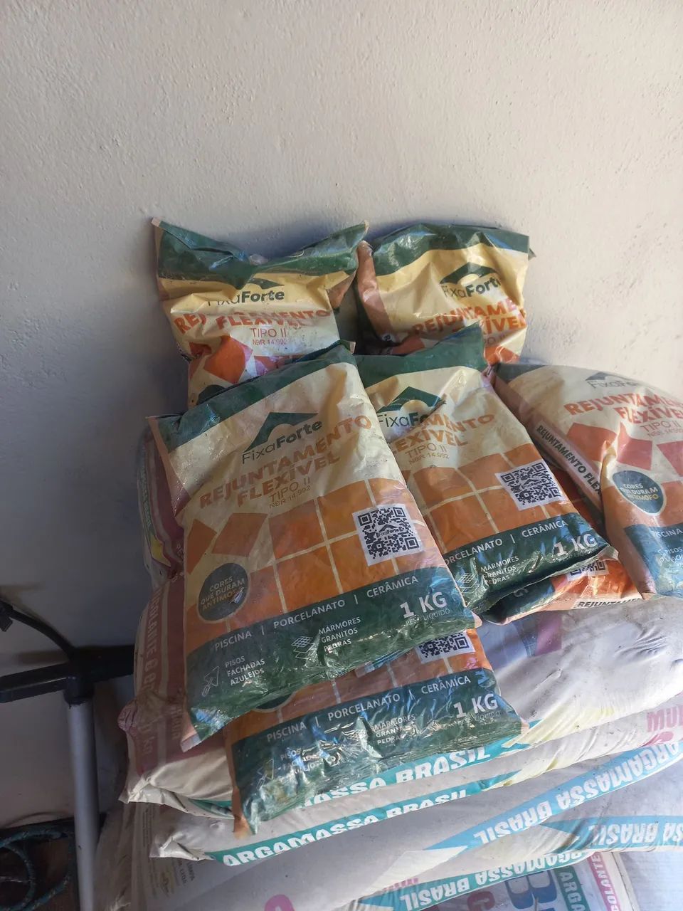 Vendo pisos 35 mts   1 linha de dek de        17 Sacos de Argamassa Brasil  20 kl 6×1  kl  - Foto 4