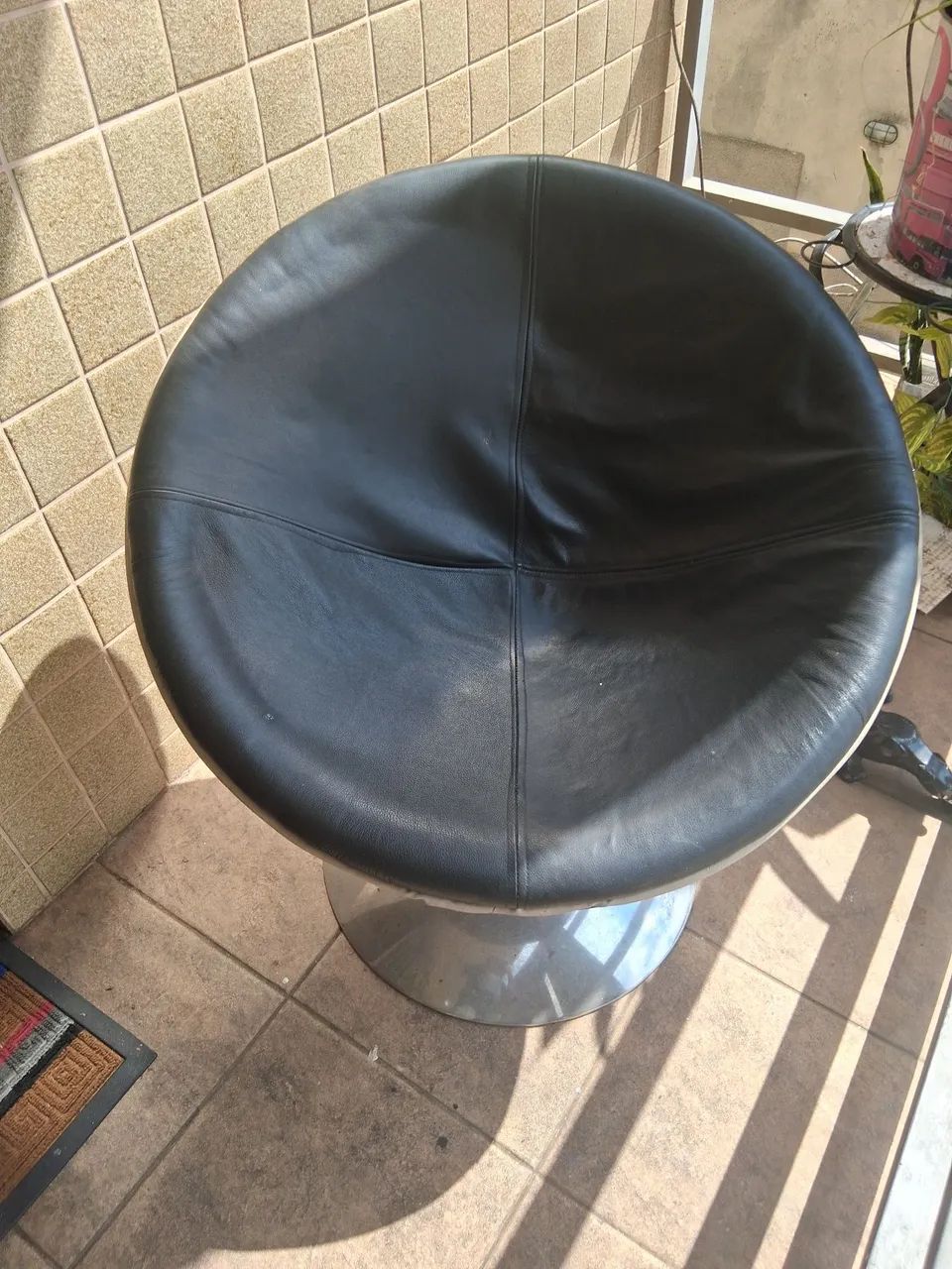 Poltrona giratória de courino...Super confortável para qualquer ambiente...Usada - Foto 3