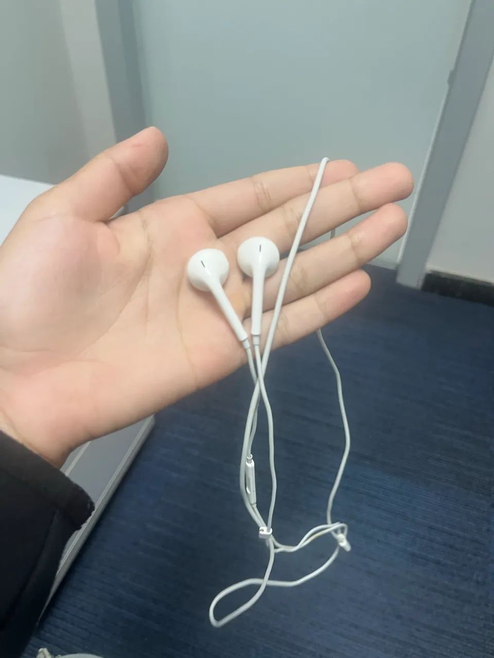Fone de Ouvido com Fio e Microfone Conector Lightning - Foto 3