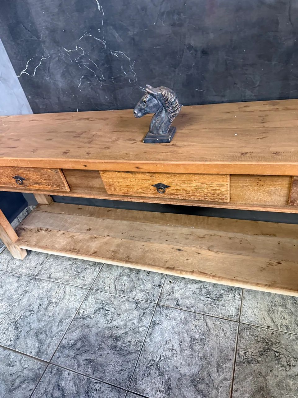 Mesa e aparador