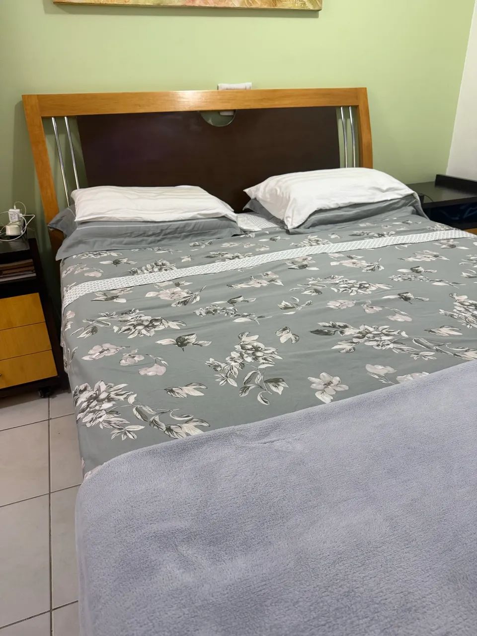Cabeceira de cama queen size e dois carts latetais!