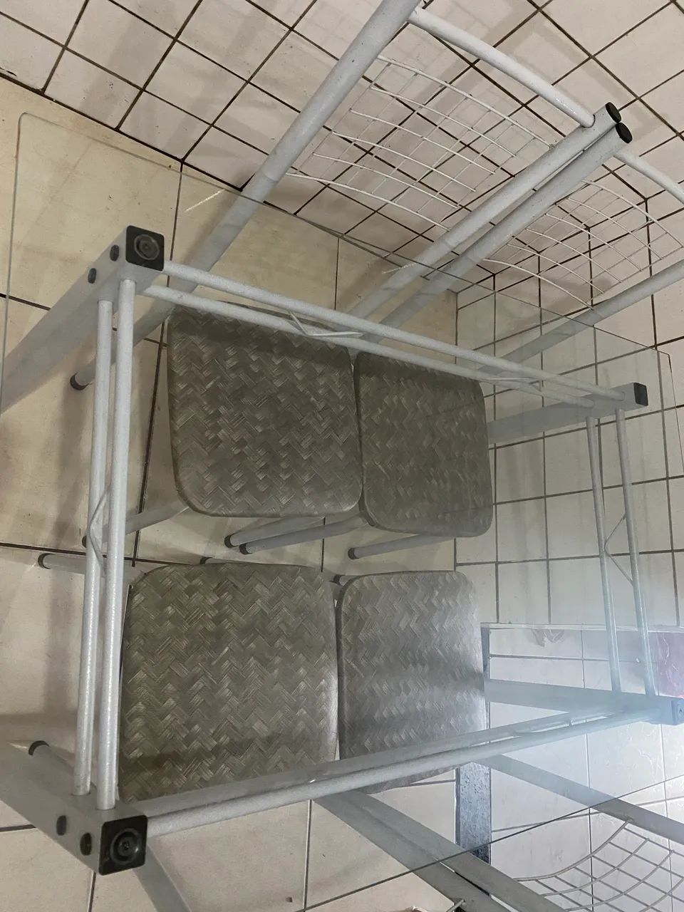Vendo mesa de vidro com 4 cadeiras semi nova - Foto 2