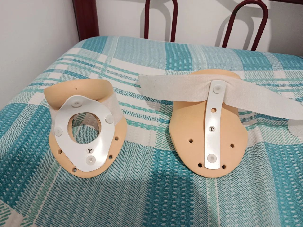 Colar cervical com orifício ( tamanho p )