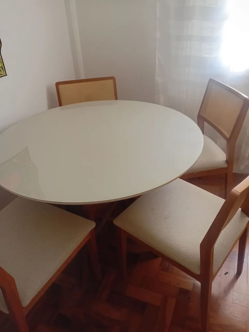 Mesa e cadeiras lindas!