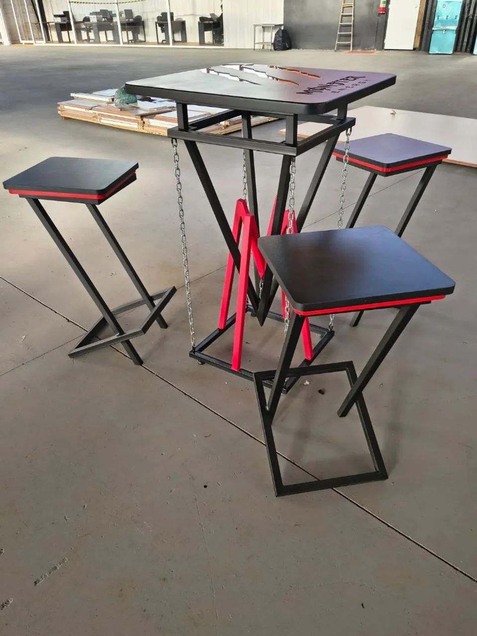 Mesa Bistrô, com 3 Banquetas, peça única e exclusiva, 65x65  - Foto 3