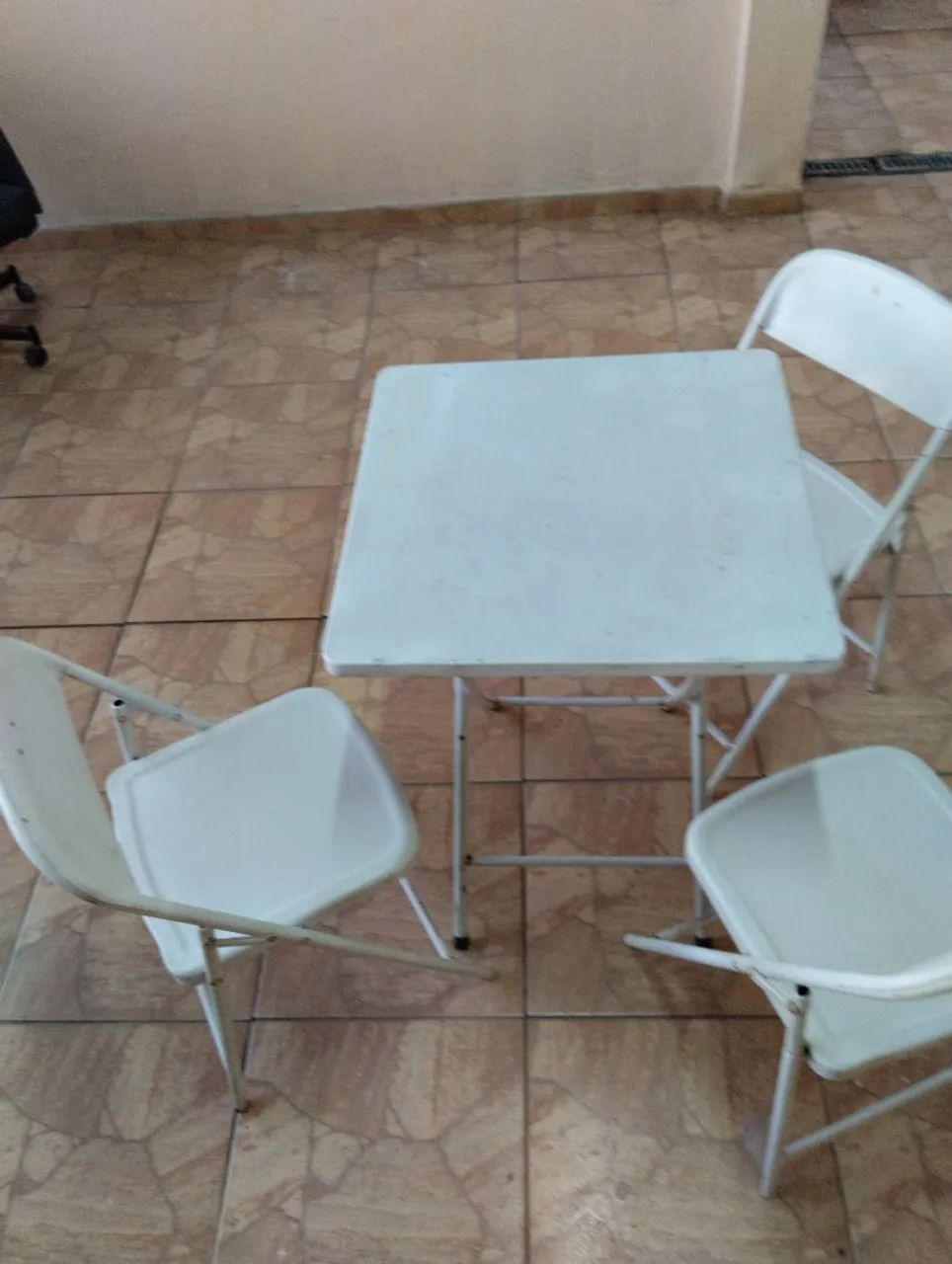 Mesa de aço com três cadeiras