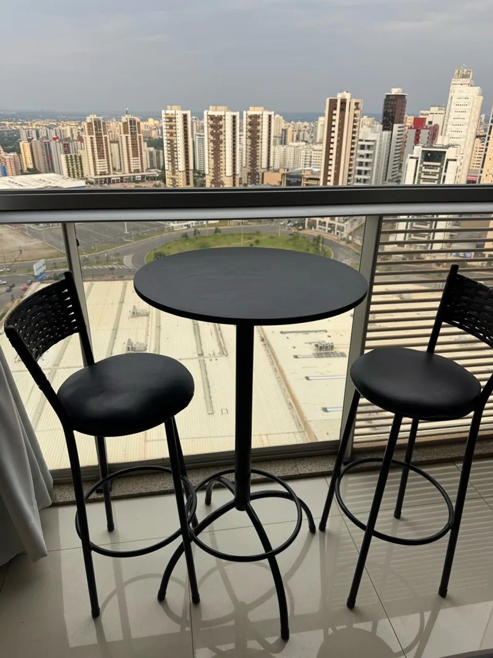 Mesa bistrô  com 2 cadeiras 