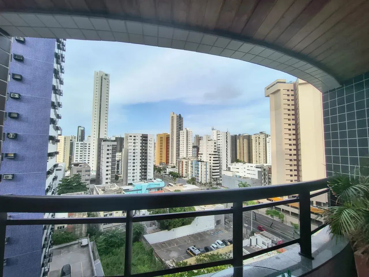 ANDAR ALTO - 3 QUARTOS SENDO 2 SUÍTES - LAZER E 2 VAGAS SOLTAS - Foto 2
