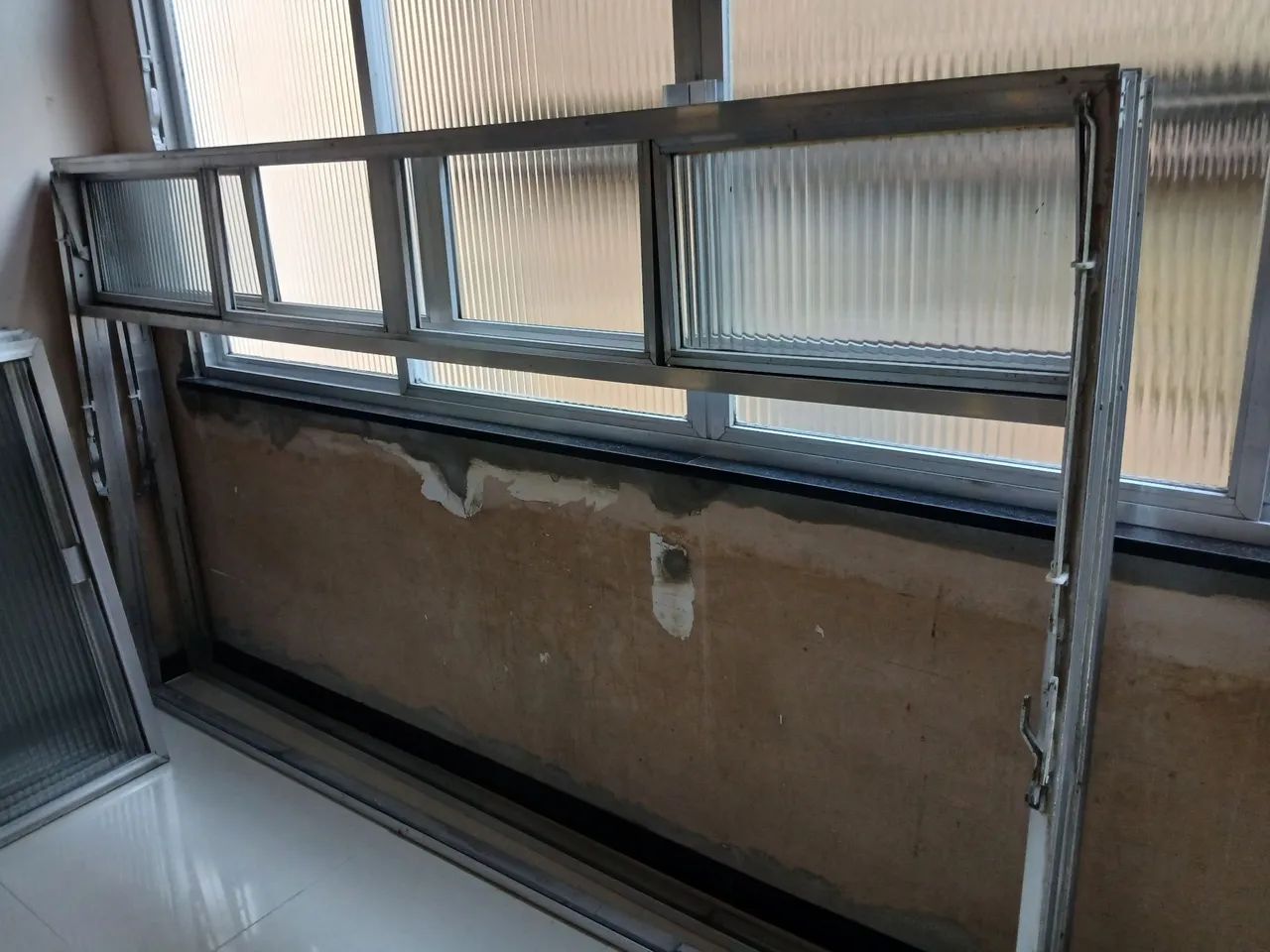 ? VENDO 2 JANELAS DE ALUMÍNIO COM VIDRO CANELADO ?