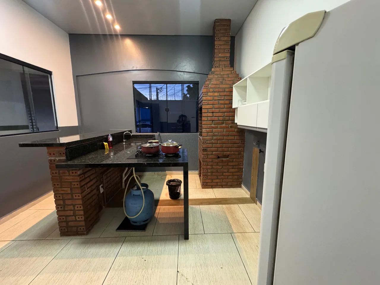 Alugo casa mobiliada com 3 suítes no Primavera