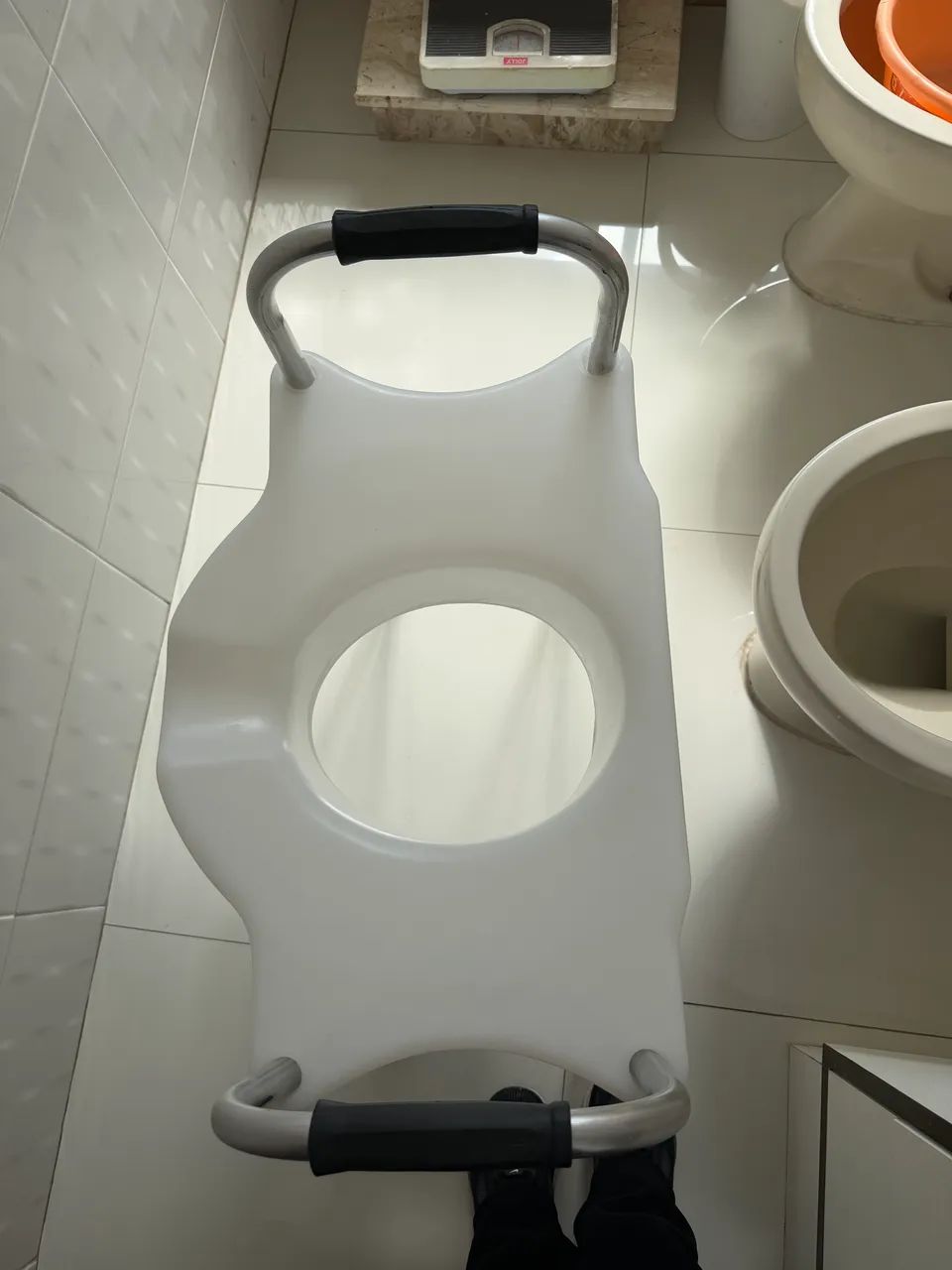 Assento sanitário elevado com barra apoio lateral ajustável 