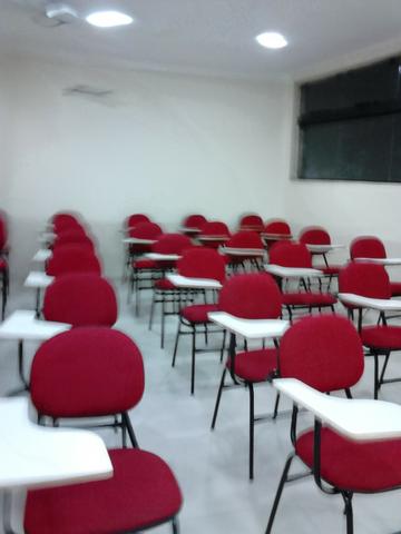 Cadeira universitária estofada com porta livros/prancheta lateral à vista dinheiro - Foto 3