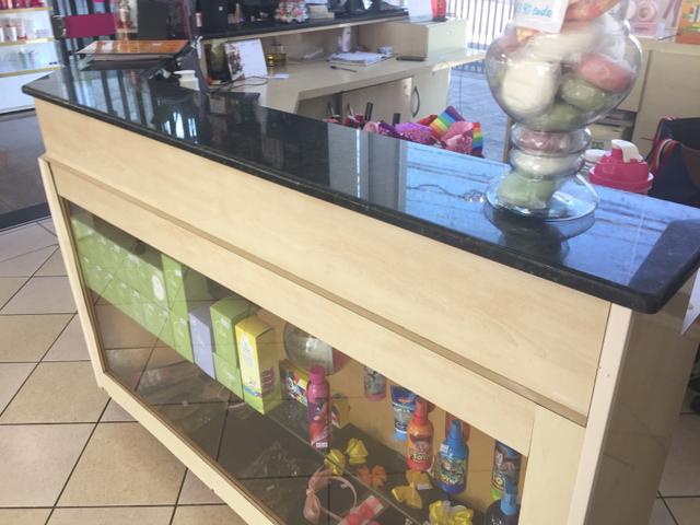 Balcão de recepção com vitrine e caixa - Foto 6