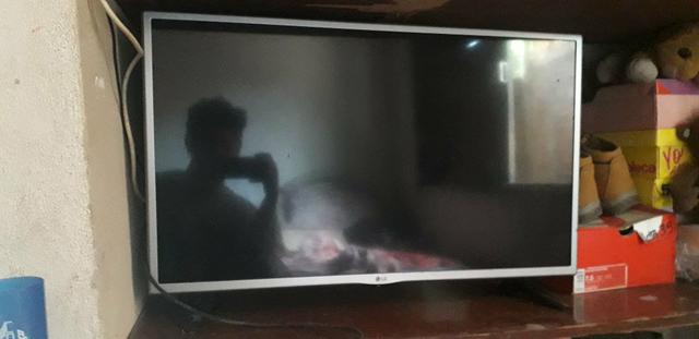 Vendo TV Smart Samsung de 32 com listras na tela - Foto 2