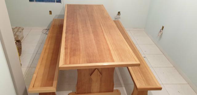 Mesa para churrasqueira com 2 bancos