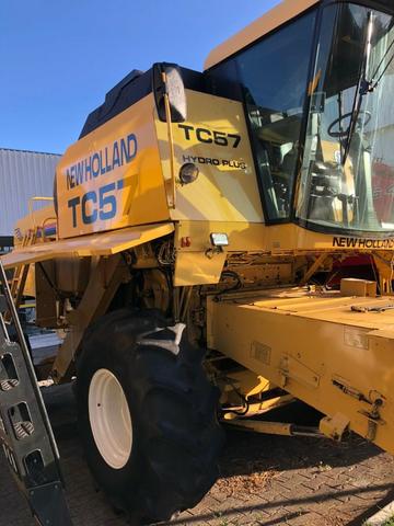 Colheitadeira Marca New Holland, modelo TC57, ano 2001, Arrozeira