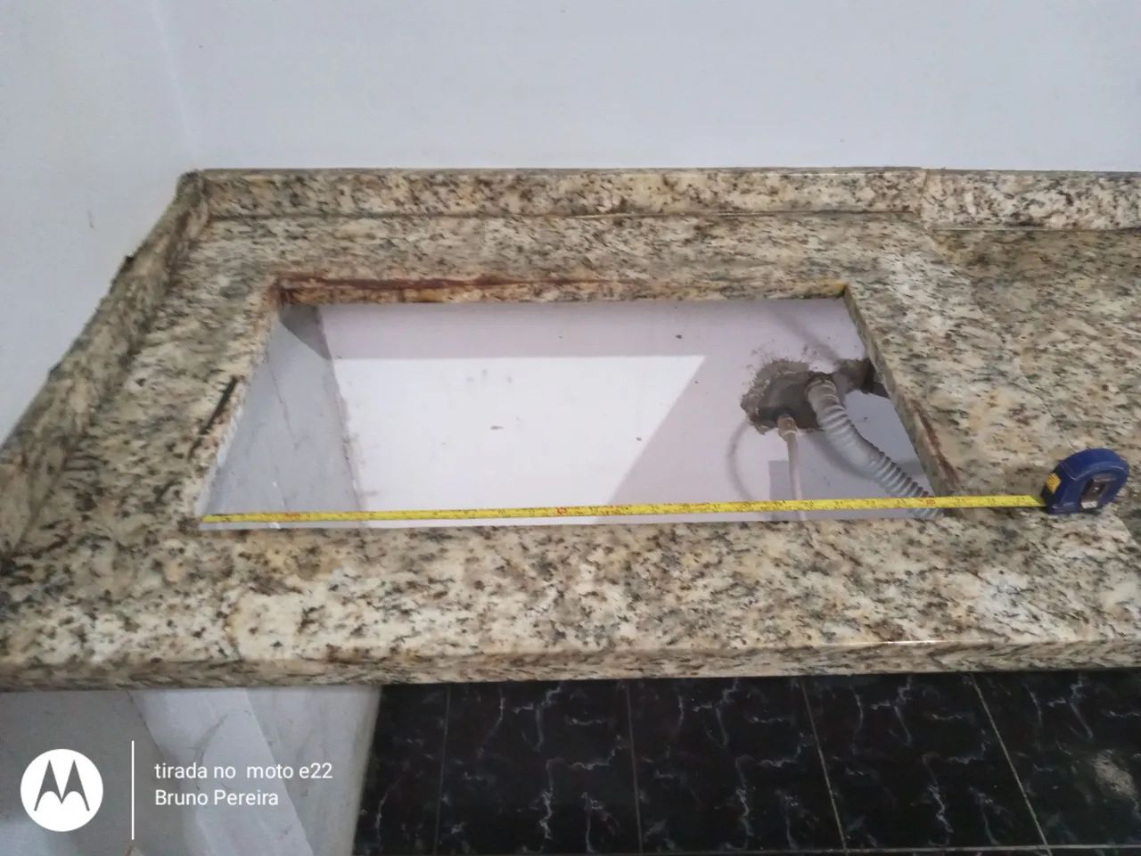 Bancada de Granito com cuba de inox para cooktop em ótimo estado