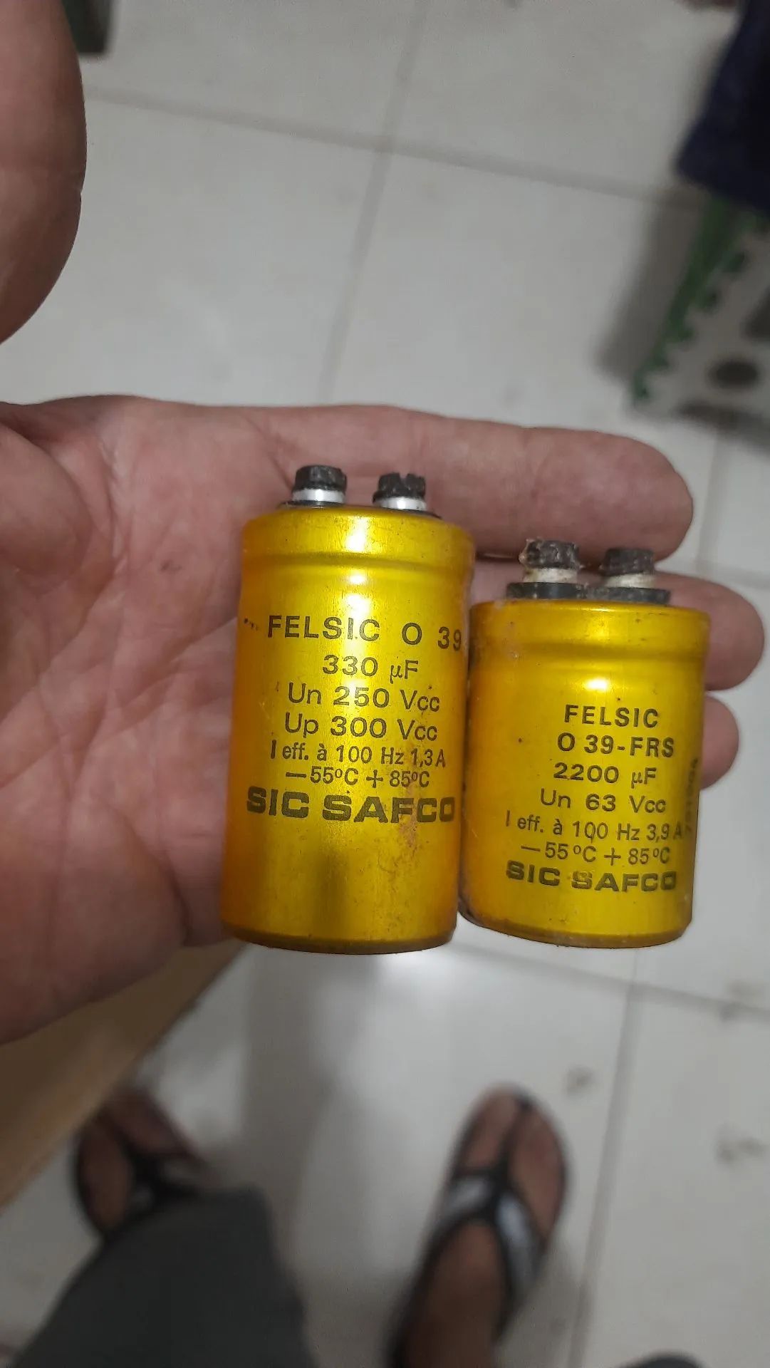 Capacitores eletrolítico variados 330uF e 2200uF - Foto 2