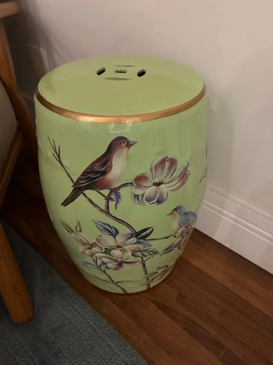 Banco de Jardim em Cerâmica com Detalhes de Pássaros