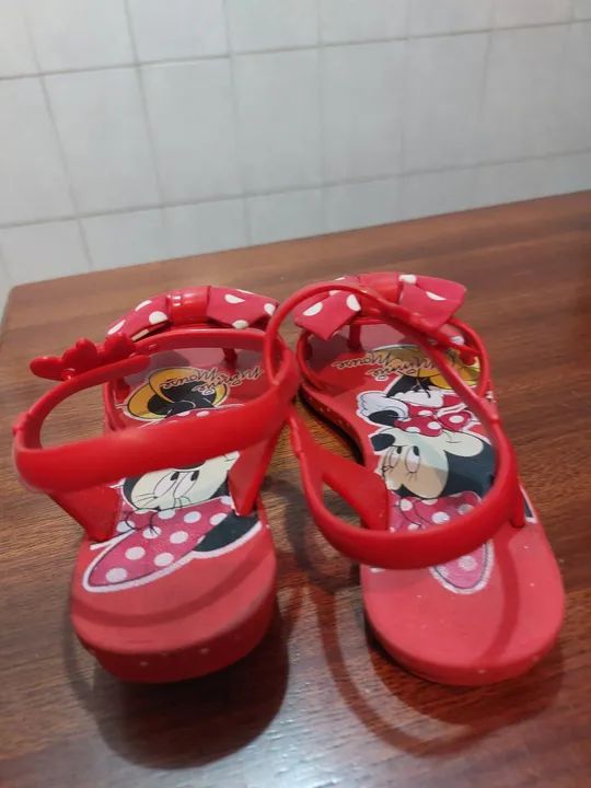 Sandálias Minnie Mouse para Bebê - Vermelhas - Tamanho 28 - Foto 3