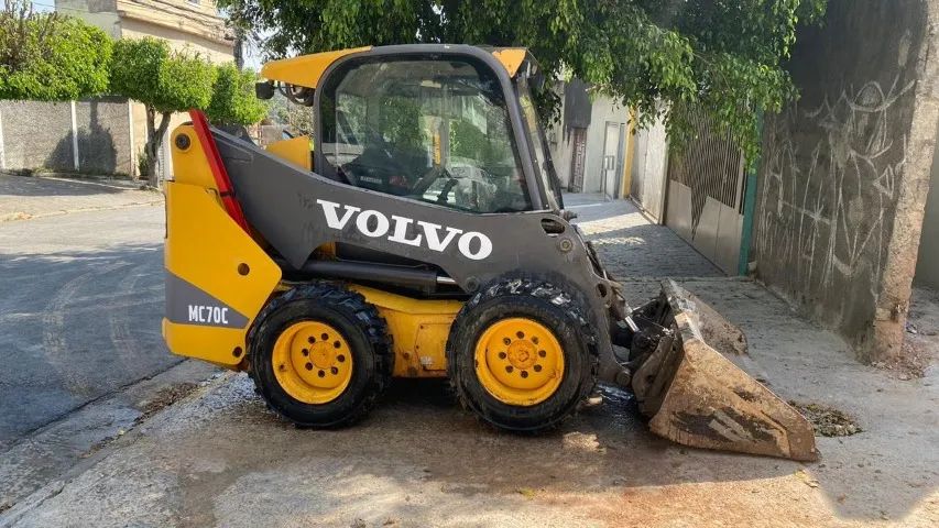 Mini carregadeira bobcat volvo MC70