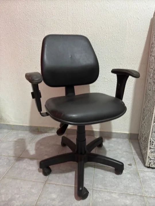 Cadeira de escritório/gamer giratória reclinável preta - Foto 2