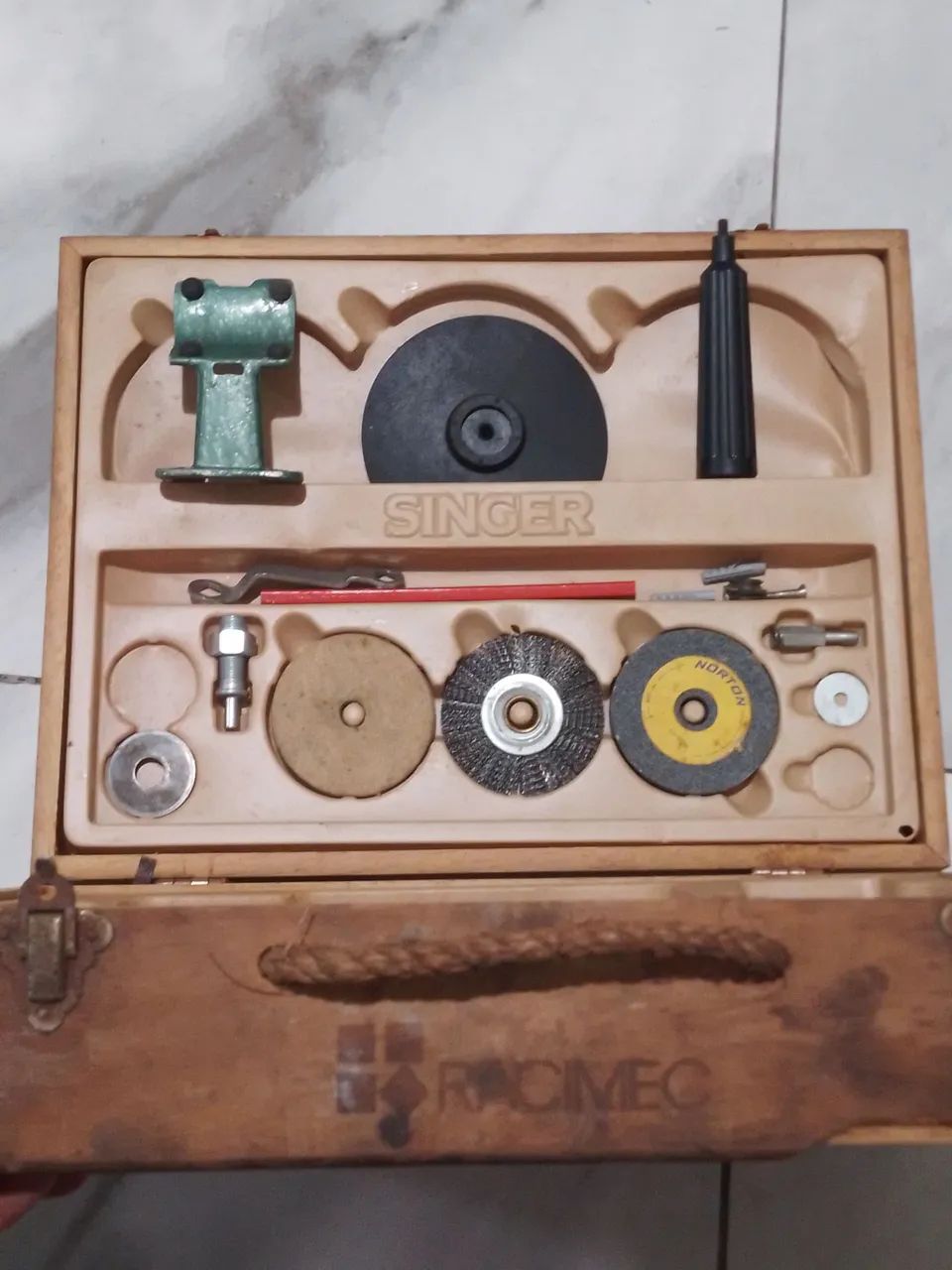 Vintage Singer sewing machine, wooden case.