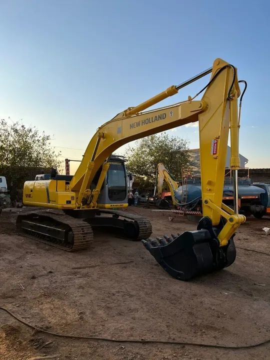 Escavadeira E215 LC New Holland ano 2006 - Foto 2