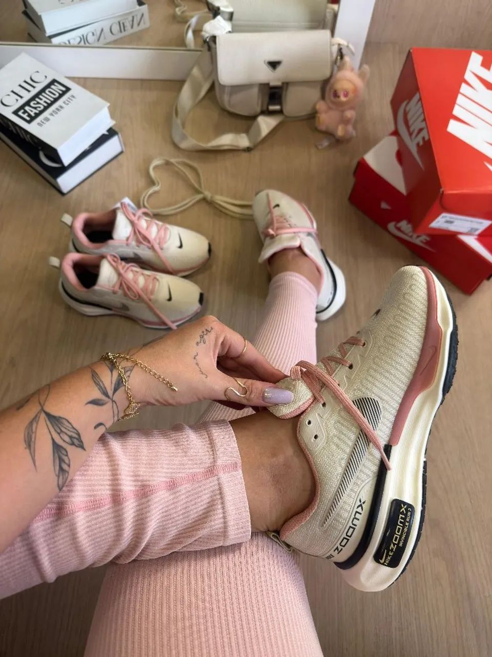 Nike ZoomX Invincible Run Flyknit 3 - Bege e Rosa