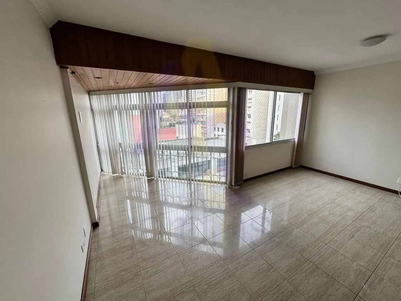 Apartamento reformado e espaçoso com 3 dormitórios, varanda e 1 vaga em prédio com piscina