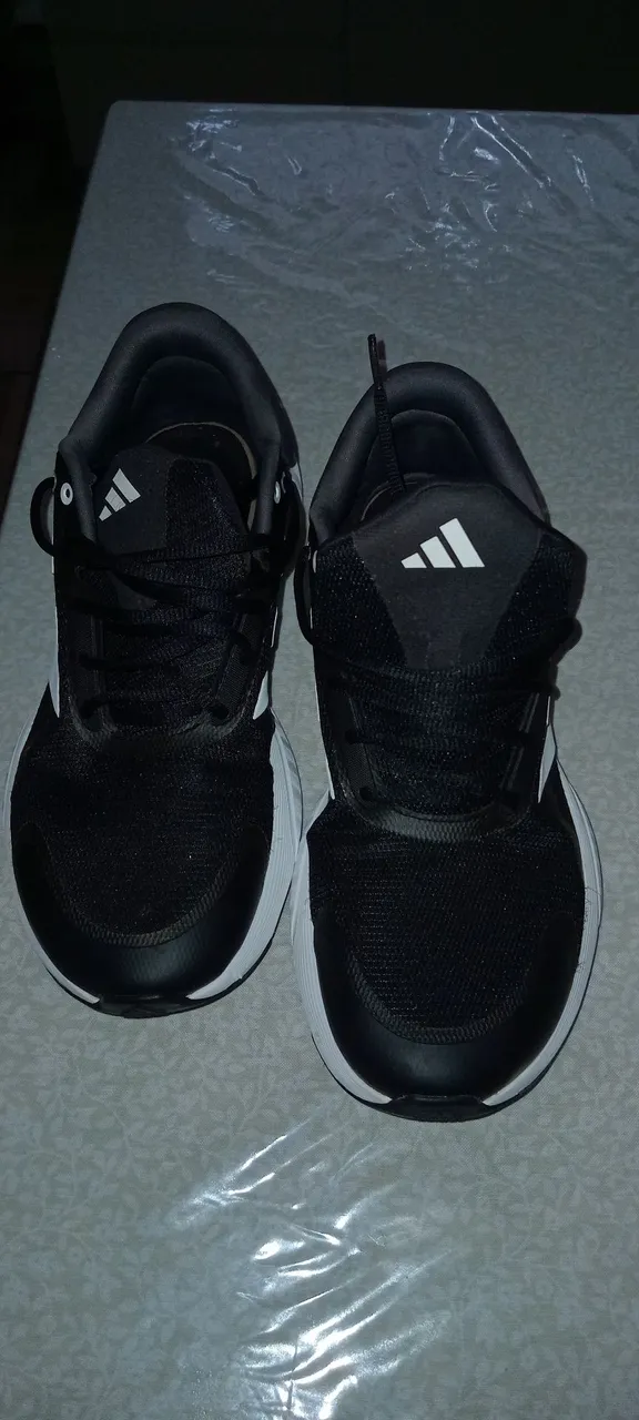 Tênis Adidas Preto com Detalhes Brancos