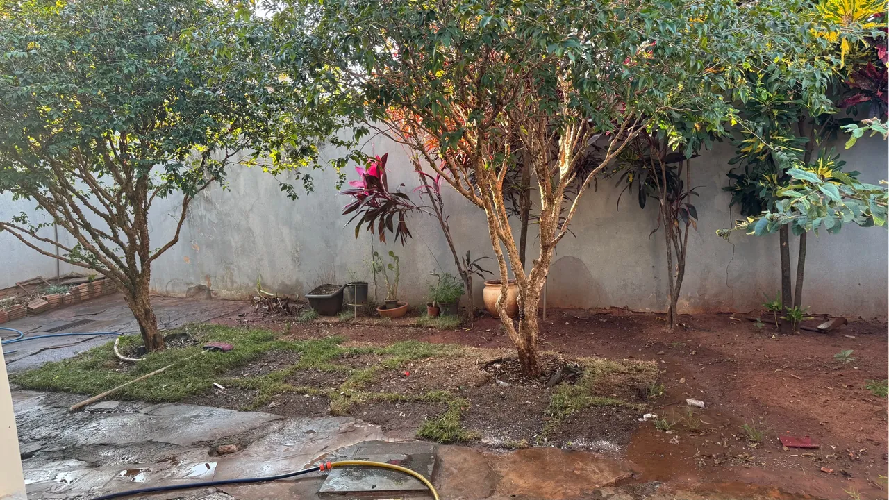ALUGO CASA NO JARDIM LEBLON (FUNDOS)