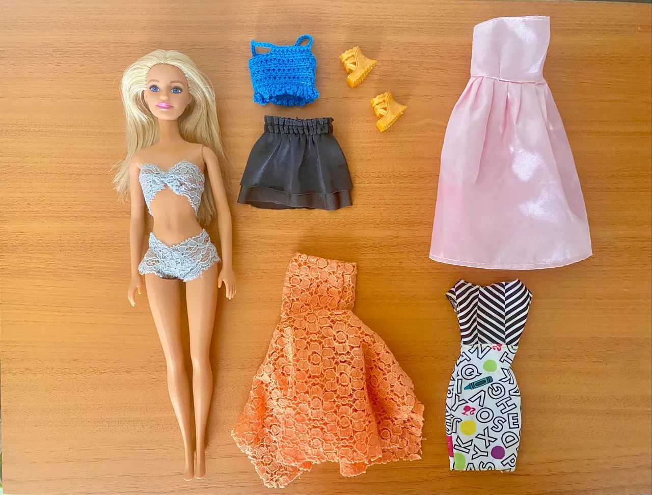  Barbie- Kit boneca + Roupinhas 