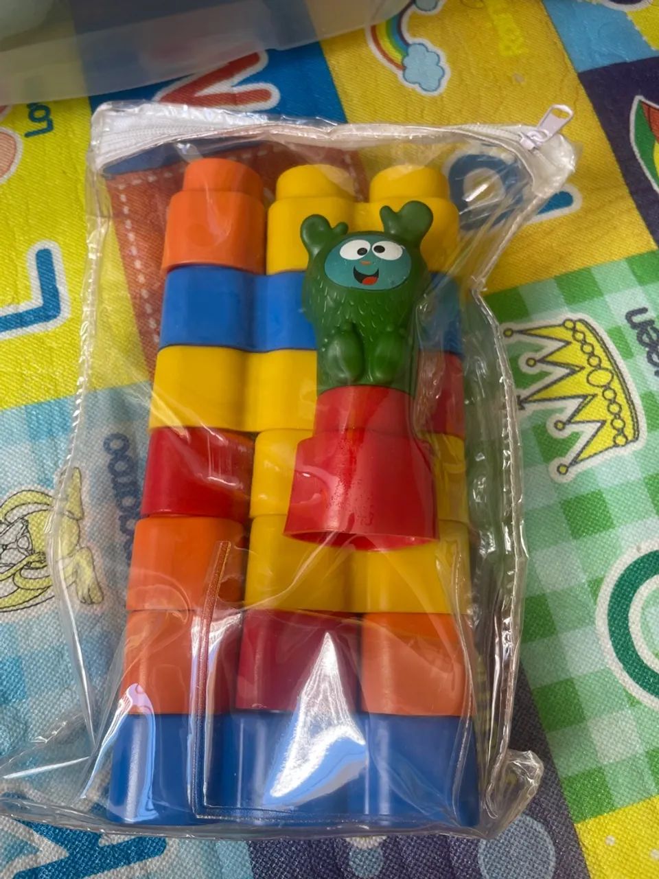 Blocos de montar com personagem divertido