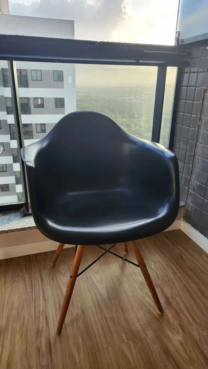 Duas lindas cadeiras Eames pretas - Foto 4