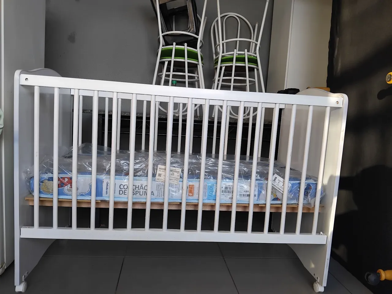 Berço branco com colchão Ortobom o berço está semi novo o colchão e novo entrego