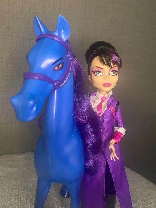 Boneca Monster High - Diretora sem cabeça com Cavalo