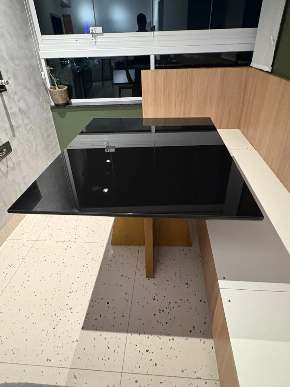 Mesa de Jantar Moderna com Tampo de Vidro