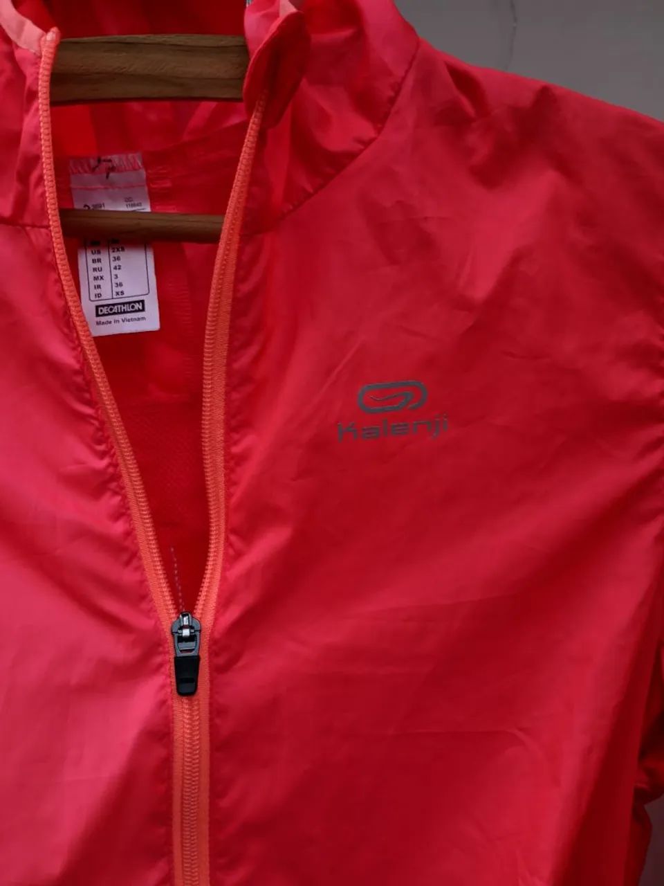 Corta vento rosa P Kalenji Decathlon trilha trekking Roupas