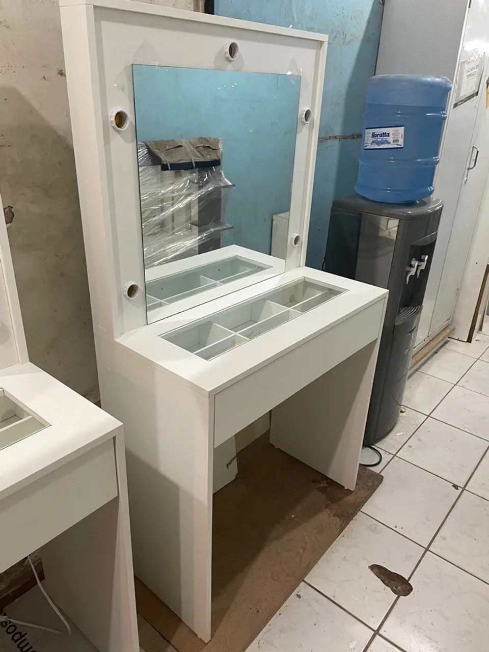 Penteadeira moderna com espelho e gaveta