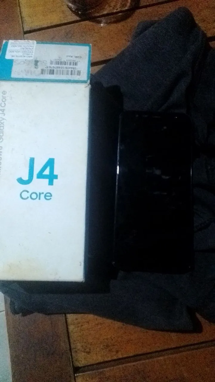 Vendo celular j4 core com chavinha carregador e Caixa