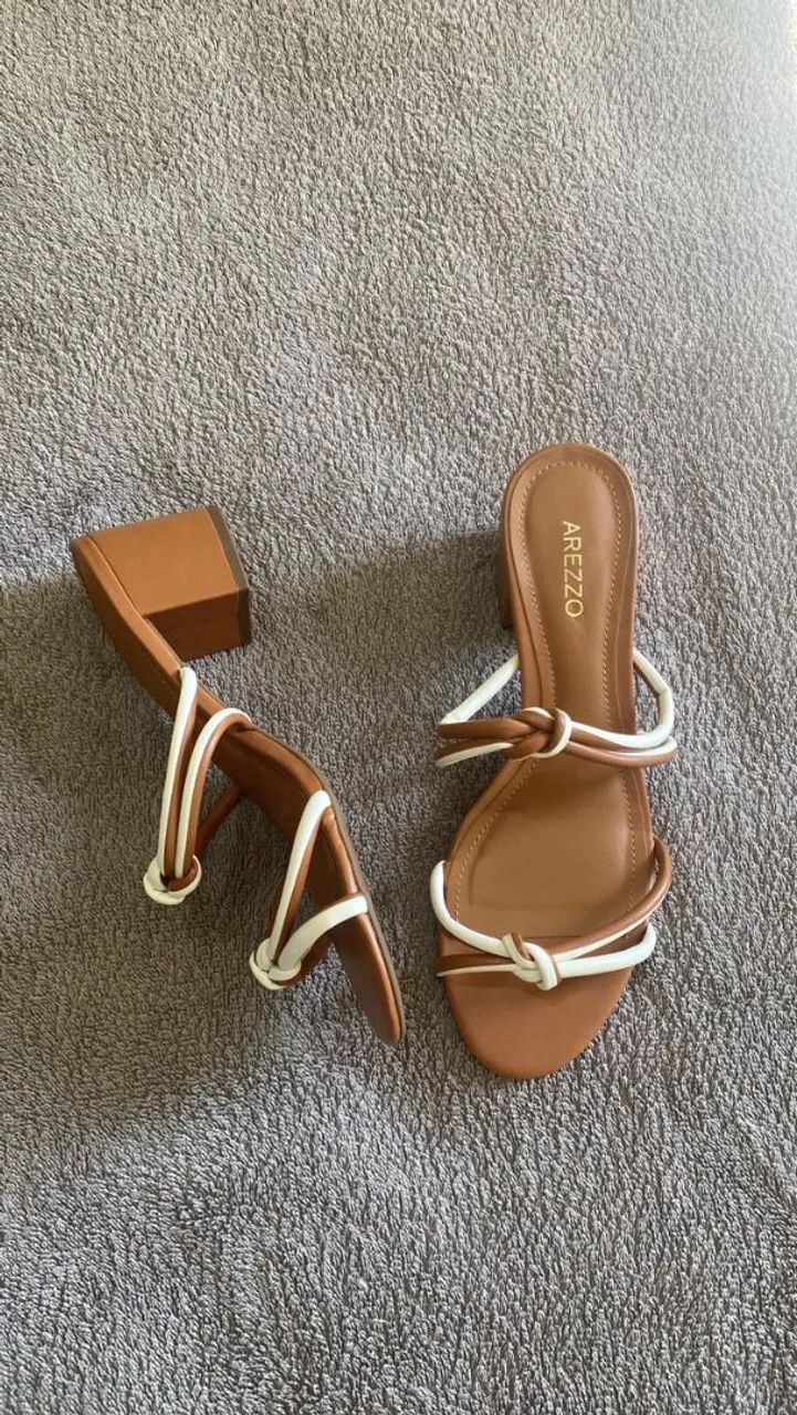 Sandália Arezzo com detalhes em branco
