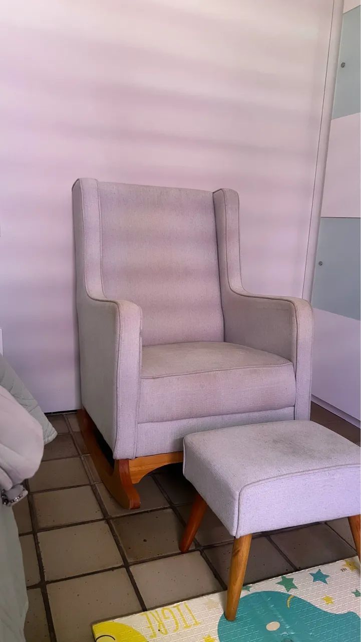 Cadeira de balanço para amamentação com puff 